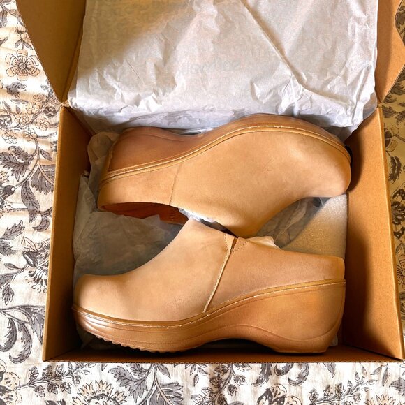NWT ORIGINAL BOX SOFTWALK CLOGS IN 7 WW WITH LEATHER INSOLE - Picture 1 of 9